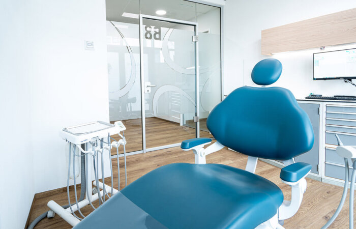 Blauer Patientenstuhl in modernem Behandlungszimmer