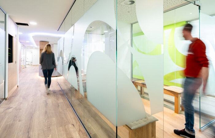 zahnarztpraxis-arehilliges-karriere-neue-praxisraeume Patienten laufen durch die Praxisräume