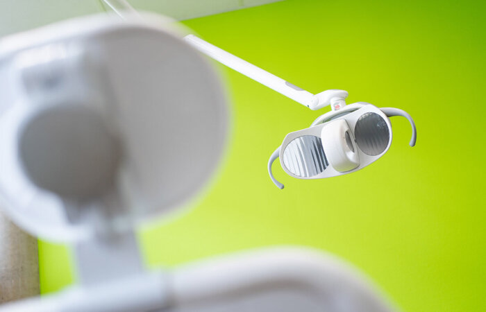 zahnarztpraxis-arehilliges-karriere-zahnarztstuhl Blick uaug lampe von Patientenstuhl in Zahnarztpraxis Are Hilliges